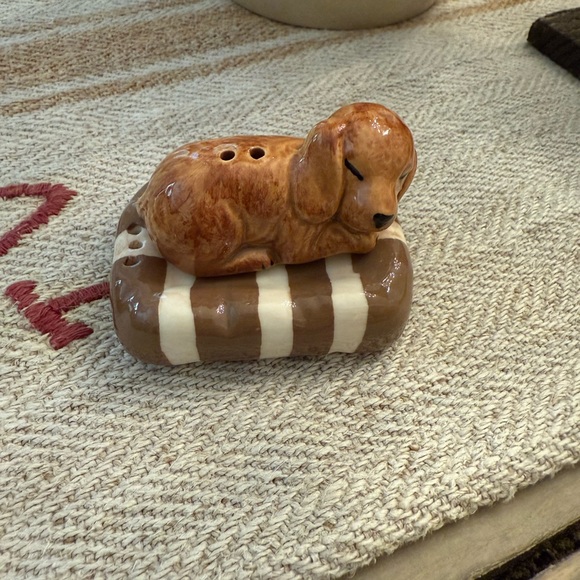 Brand NWOT Mini Dog and Bed Salt and Pepper Shakers - Picture 5 of 9